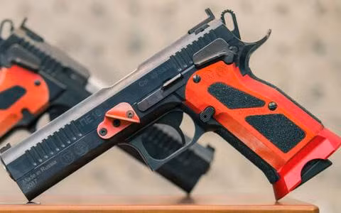 Nhà thiết kế của PE-10 là Yevgeniy Yefimov, vốn là một xạ thủ thi đấu gạo cội.