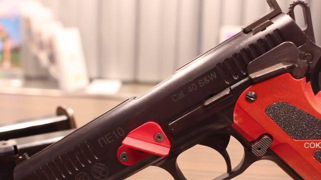 Tuy vậy với giá thành quá cao, một khẩu súng cơ bản đã có giá tới 2.800 euro, cao gấp ba gấp bốn lần một khẩu súng ngắn hiện đại thông thường, chính điều này khiến cho súng PE-10 khó lòng được trang bị với số lượng lớn cho quân đội Nga.