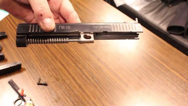 PE-10 là khẩu súng ngắn đầu tiên của Nga được thiết kế cho loại đạn .40 Smith &amp; Wesson mạnh mẽ của Mỹ (kích thước 10x21 mm) - một giải pháp khá phi tiêu chuẩn cho vũ khí Nga.