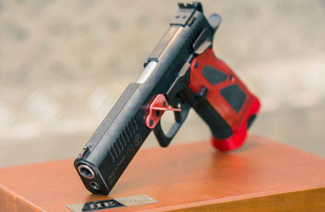 “Nó ngắn và mềm, với lực kéo không quá 1,5 kgf , điều đó làm tăng tốc độ bắn", chuyên gia phân tích quân sự Safonov cho biết.