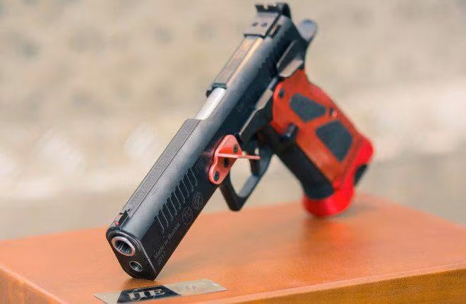 “Nó ngắn và mềm, với lực kéo không quá 1,5 kgf , điều đó làm tăng tốc độ bắn", chuyên gia phân tích quân sự Safonov cho biết.