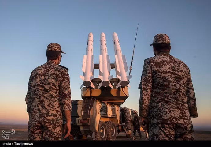 Trước đó, Iran từng nhiều lần cố gắng triển khai các hệ thống tên lửa phòng không của mình trên lãnh thổ quốc gia đồng minh, tuy nhiên họ vấp phải sự phản đối quyết liệt từ Nga, bởi những trận oanh kích do Israel thực hiện mang lại lợi ích cho Moskva trong việc duy trì vị thế độc tôn.