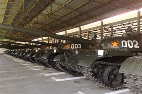 Xe tăng T-55 của Việt Nam chủ yếu được sản xuất trong giai đoạn trước năm 1965, vậy nên cần nhận một vài nâng cấp đáng kể để có thể "lên chuẩn" M, giúp loại xe tăng chủ lực đông đảo nhất của Việt Nam này có khả năng triển khai tên lửa chống tăng. Nguồn ảnh: TL.