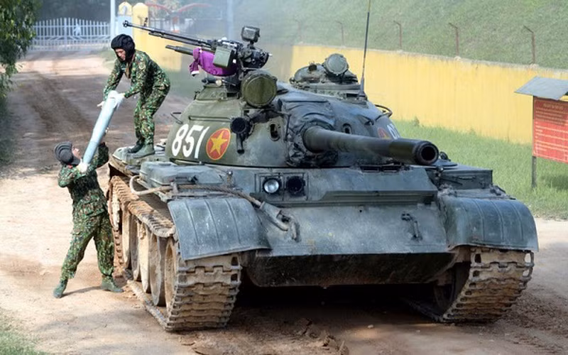 Cụ thể, so với phiên bản T-55 mà Việt Nam sở hữu, T-55M có các nâng cấp đáng kể phục vụ cho việc phóng tên lửa qua nòng pháo chính, các nâng cấp này bao gồm hệ thống điều khiển hỏa lực đời mới và thiết bị đo xa bằng laser. Nguồn ảnh: TL.