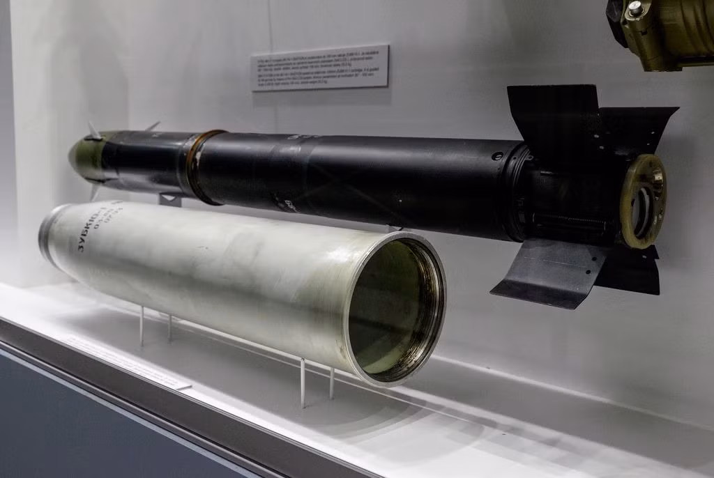 Thực tế, tên lửa 9M117 Bastion đã chứng tỏ được độ hữu dụng của mình và Liên Xô đã sản xuất nhiều phiên bản khác nhau của loại tên lửa này, thích hợp với cả nòng pháo cỡ 100mm của xe tăng T-55 hay nòng pháo cỡ 115mm của xe tăng T-62. Nguồn ảnh: TL.