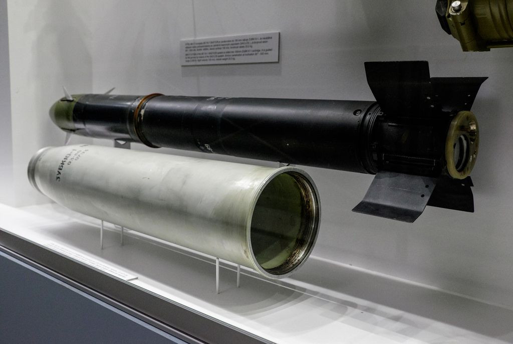 Thực tế, tên lửa 9M117 Bastion đã chứng tỏ được độ hữu dụng của mình và Liên Xô đã sản xuất nhiều phiên bản khác nhau của loại tên lửa này, thích hợp với cả nòng pháo cỡ 100mm của xe tăng T-55 hay nòng pháo cỡ 115mm của xe tăng T-62. Nguồn ảnh: TL.