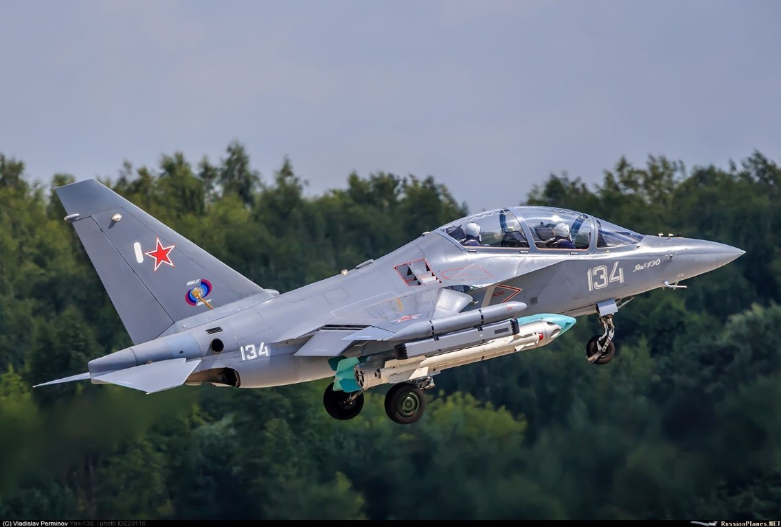 Thậm chí, hệ thống hàng không trên máy bay huấn luyện Yak-130 còn cho phép nó tương thích với cả vũ khí của phương Tây, giúp tăng khả năng xuất khẩu loại máy bay này cho các quốc gia thuộc NATO.