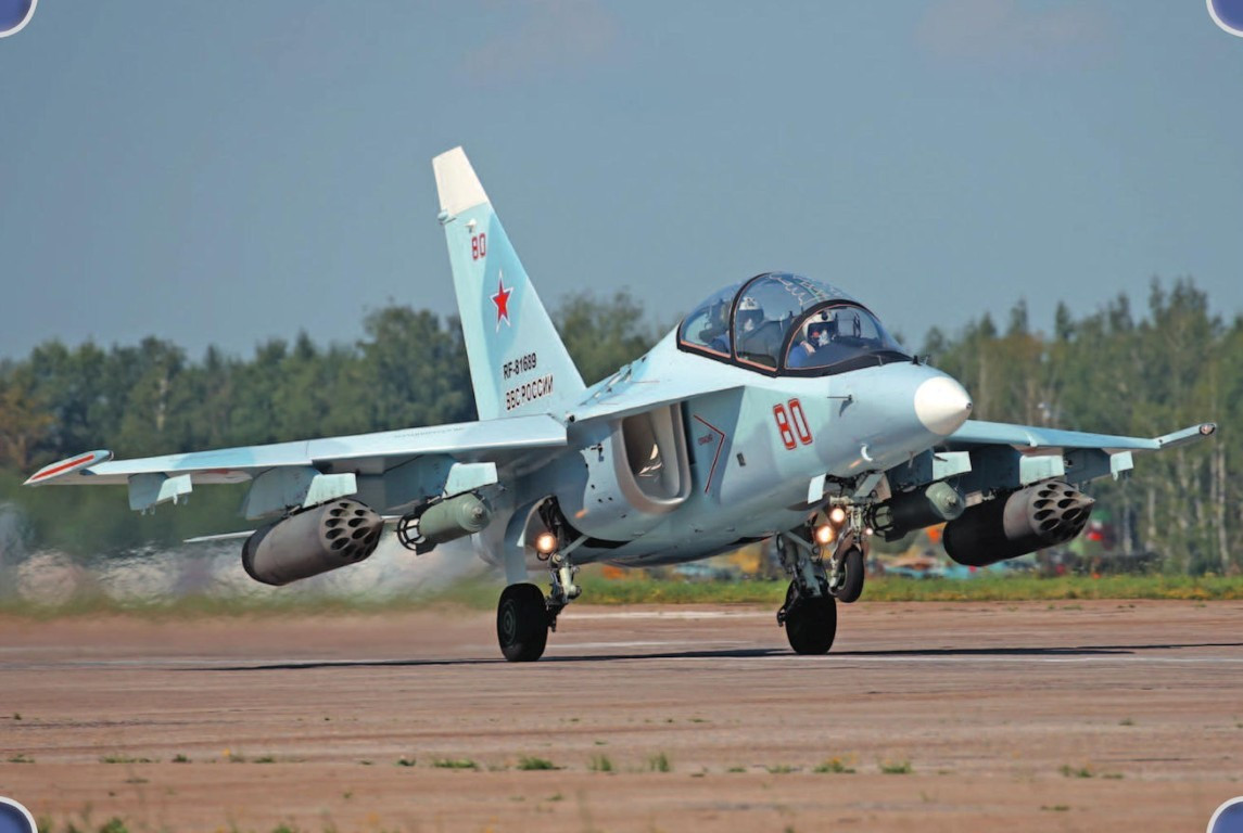 Mới đây nhất vào hồi đầu năm, Không quân Bolivia đã tỏ ra rất quan tâm tới loại huấn luyện cơ này, dự định đưa Yak-130 vào thay thế cho dàn huấn luyện cơ T-33 đã lỗi thời của mình. Dù nhu cầu của Yak-130 là rất lớn, tuy nhiên tốc độ sản xuất của Nga dường như vẫn chưa thể đáp ứng kịp, do nhiều nguyên nhân khách quan khác nhau. Nguồn ảnh: Pinterest.