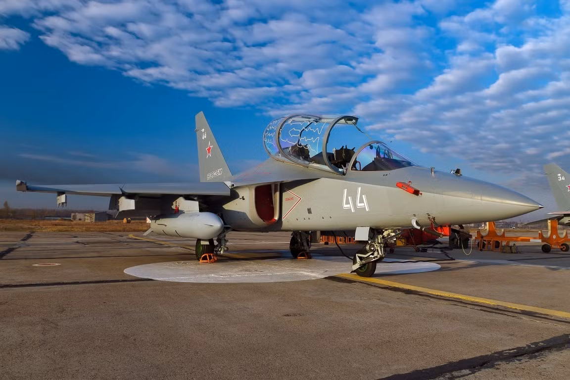 Bản thân lực lượng không quân vũ trụ Nga, từng tham vọng trang bị khoảng 300 huấn luyện cơ loại này. Lý do là vì, ngoài khả năng huấn luyện, Yak-130 còn có thể sử dụng vào nhiệm vụ thực chiến.