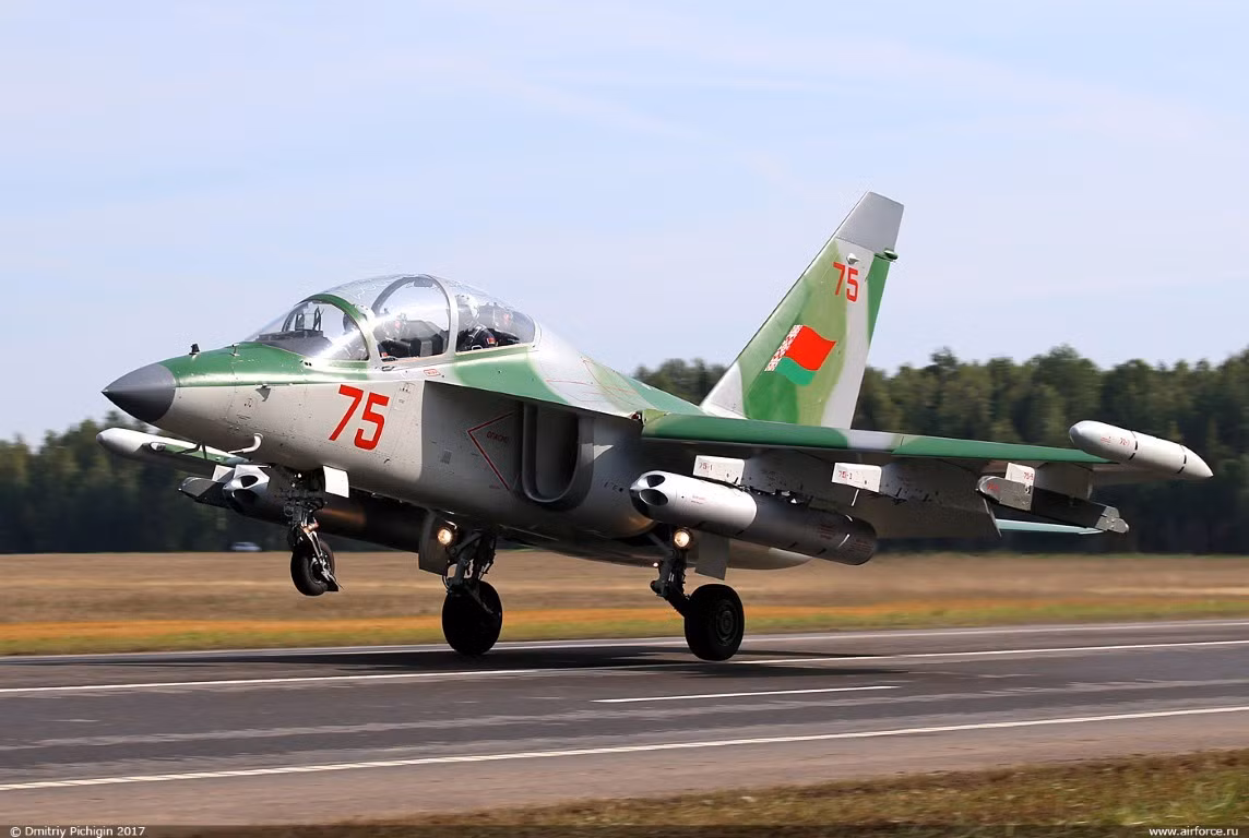 Yak-130 được trang bị một khẩu pháo hàng không GSh-30-1, có thể mang theo rocket không điều khiển B-8M, tương thích với tên lửa dẫn đường R-73 hoặc thậm chí tên lửa đối đất Kh-25L.