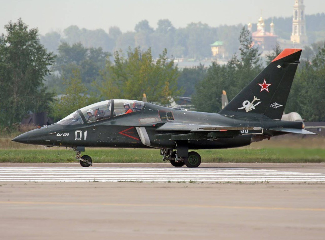 Tổng cộng máy bay có tới 8 giá treo vũ khí, tải trọng vũ trang tối đa lên tới 3 tấn. Ngoài ra, loại máy bay này cũng có thể mang theo thùng nhiên liệu phụ, cùng với các hệ thống vũ khí do thám hoặc hệ thống tác chiến điện tử.