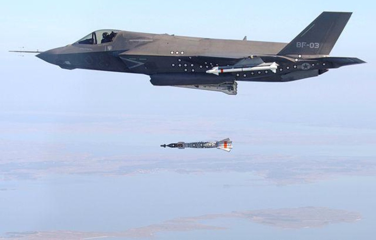 National Interest nhấn mạnh rằng F-35 không có khả năng cơ động cao như F-22, và thậm chí cả F-16 hay F/A-18, cho nên khi gặp Su-35, chỉ có thao tác hợp lý của phi công mới mong giành thắng lợi.