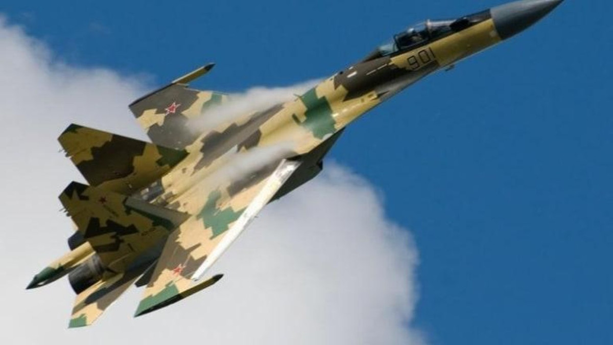 Nếu Su-35 thua một chút về tốc độ tối đa khi đặt cạnh F-15 (vận tốc tối đa Mach 2,35 so với Mach 2,5), thì nó sẽ vượt lên khi tăng tốc và ở mức tải thấp, máy bay có thể duy trì tốc độ siêu thanh mà không cần sử dụng đến bộ đốt sau của động cơ.