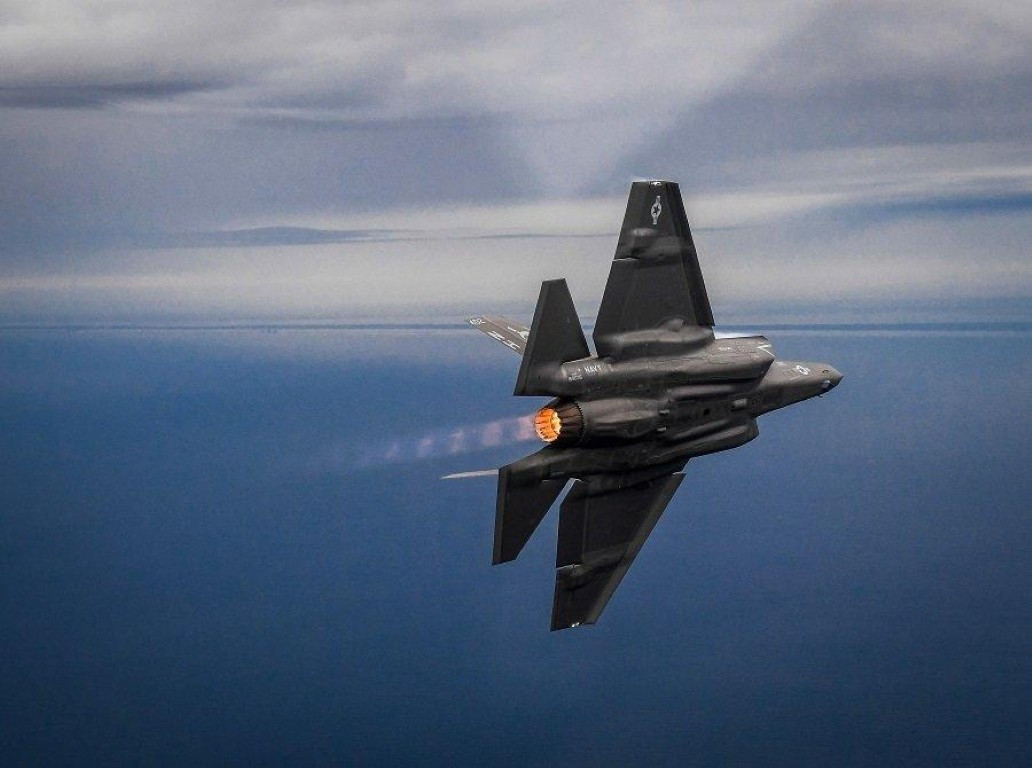 Theo tác giả, nếu tình huống trên xảy ra, phi công F-35 nên sử dụng khả năng tàng hình của máy bay cũng như ưu thế của hệ thống điện tử hàng không tối tân để chiến đấu ngoài tầm nhìn, tránh tiếp xúc cự ly gần, nếu không F-35 dễ bị Su-35 bắn hạ.