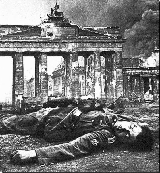 Và cái giá của nước Đức khi dám động tới người Nga, đó là nửa thế kỷ chia đôi đất nước. Phải mãi tới tận cuối thập niên 80, nước Đức mới được thống nhất. Tuy nhiên hậu quả của việc bị chia đôi đất nước và mất quyền tự chủ, kéo dài thêm nhiều chục năm sau đó.