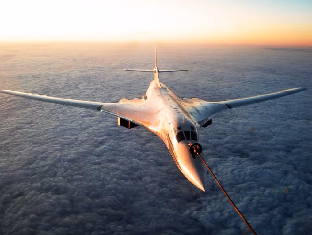 Tu-160 không phải là máy bay tàng hình, tuy nhiên loại máy bay này vẫn sở hữu hai khoang chứa vũ khí bên trong thân.