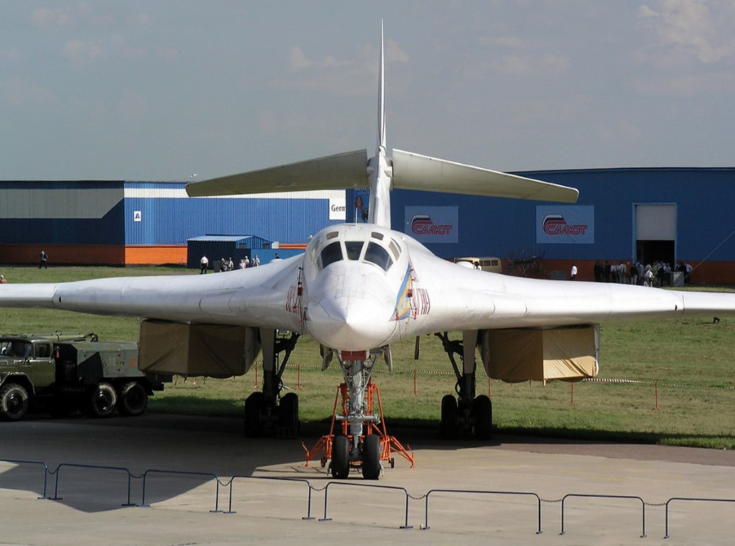 Tờ National Interest của Mỹ vừa có bài đăng nhắc tới máy bay ném bom Tu-160 của Nga, và thậm chí tạp chí quân sự Mỹ, còn gọi đây là "xe thồ tên lửa".