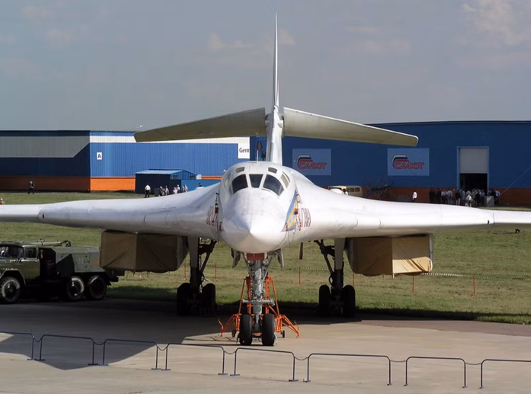 Tờ National Interest của Mỹ vừa có bài đăng nhắc tới máy bay ném bom Tu-160 của Nga, và thậm chí tạp chí quân sự Mỹ, còn gọi đây là "xe thồ tên lửa".