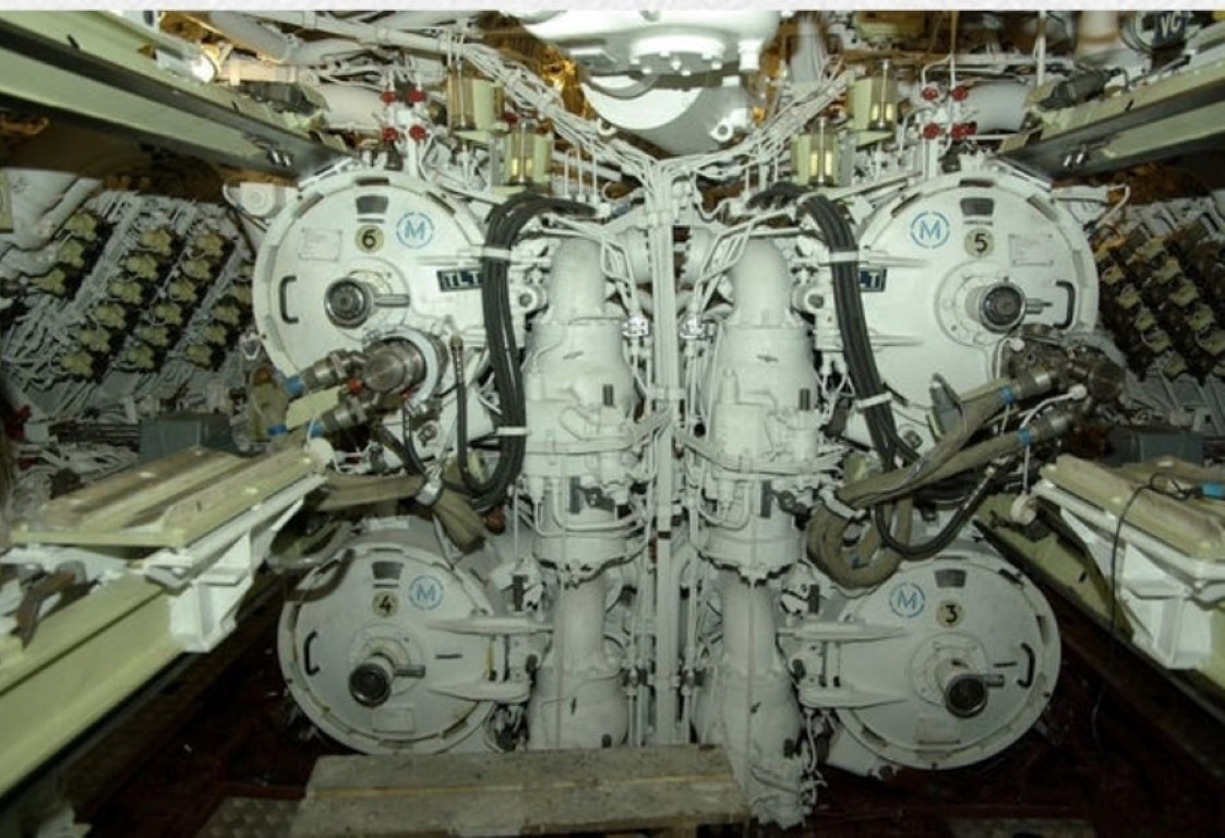 Các tàu ngầm Kilo đang được Hải quân Việt Nam sử dụng, có tổng cộng 6 ống phóng ngư lôi ở mũi tàu. Tàu có đủ diện tích để mang theo 18 quả ngư lôi, kèm theo 4 tên lửa hành trình Kalibr.