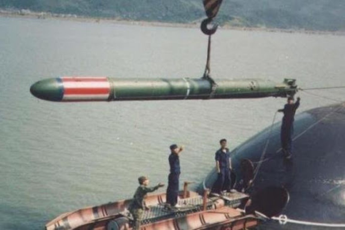 Các tàu ngầm Kilo do Nga sản xuất có biên chế đầy đủ 52 thủy thủ và sĩ quan chỉ huy, tuy nhiên lại chỉ có 45 giường ngủ.