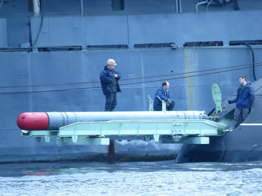 Các tàu ngầm Kilo đang được Hải quân Nga sử dụng cũng có phương thức nạp ngư lôi tương tự. Có thể dễ dàng nhận ra, khi tàu ngầm nổi, vẫn có tới 4 ống phóng nằm dưới mớm nước.