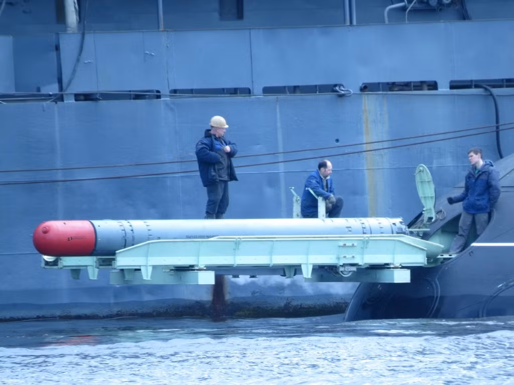 Các tàu ngầm Kilo đang được Hải quân Nga sử dụng cũng có phương thức nạp ngư lôi tương tự. Có thể dễ dàng nhận ra, khi tàu ngầm nổi, vẫn có tới 4 ống phóng nằm dưới mớm nước.