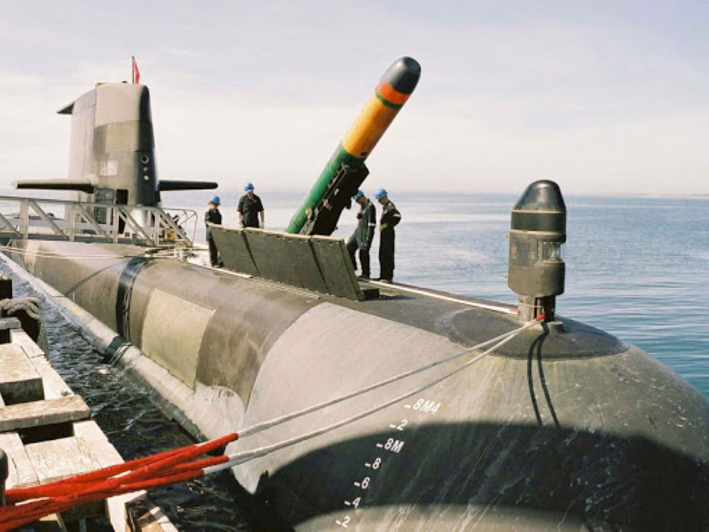 Khó có thể chỉ rõ ưu điểm và nhược điểm của các cách nạp ngư lôi khác nhau này. Từ Chiến tranh Thế giới thứ hai, tàu ngầm cũng thường sử dụng cách thức nạp ngư lôi từ trên sống tàu như thế này.