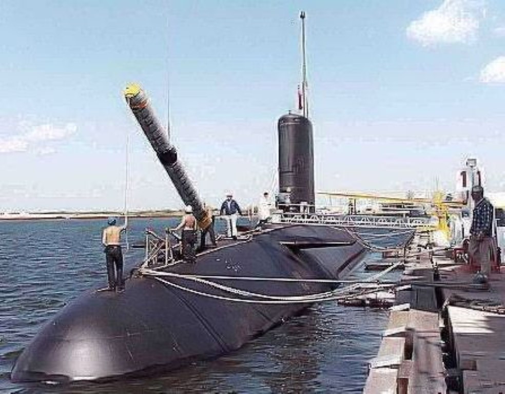 Với các tàu ngầm của Mỹ và phương Tây, phần đuôi của ngư lôi sẽ được đưa xuống tàu ngầm trước, sau đó toàn bộ quả ngư lôi sẽ được đẩy vào khoang chứa.