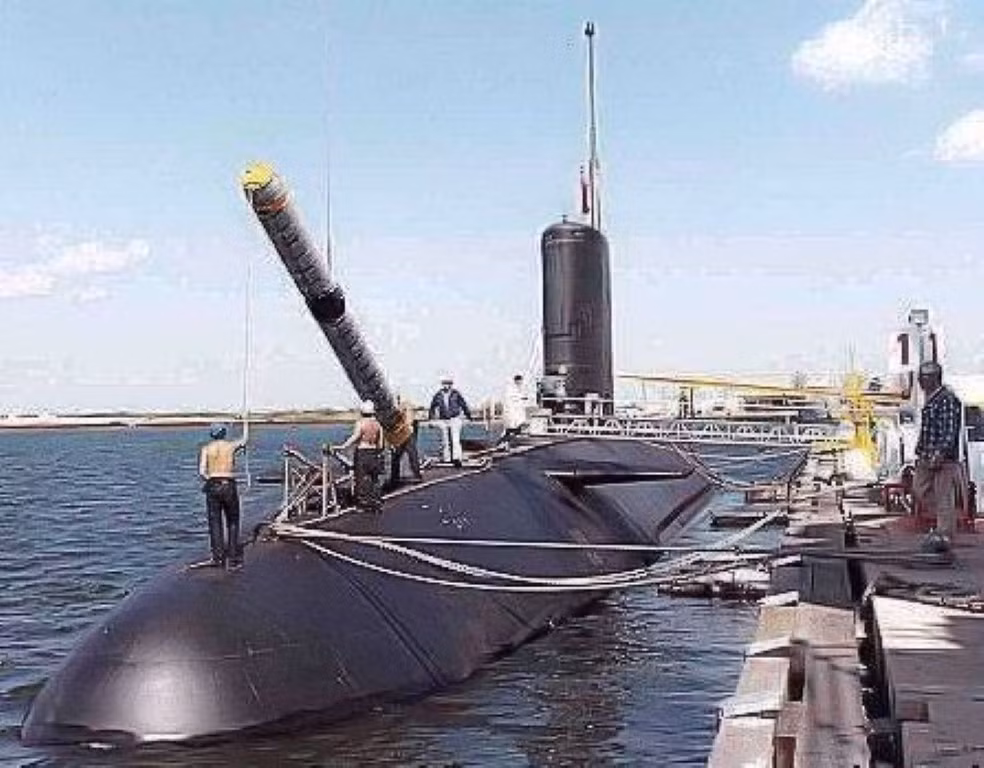 Với các tàu ngầm của Mỹ và phương Tây, phần đuôi của ngư lôi sẽ được đưa xuống tàu ngầm trước, sau đó toàn bộ quả ngư lôi sẽ được đẩy vào khoang chứa.