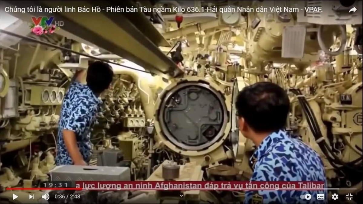 Mặc dù có tới 6 ống phóng ngư lôi ở mũi tàu, tuy nhiên các tàu ngầm Kilo chỉ sử dụng hai ống phóng nằm trên mớm nước để nạp ngư lôi.