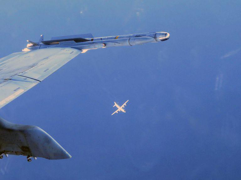 Tiêm kích F-16 Na Uy và Bỉ, cùng chiến đấu cơ Typhoon Anh, đã áp sát hai oanh tạc cơ chiến lược Tu-95MS. Biên đội Na Uy cũng chạm trán hai máy bay ném bom Tu-160.