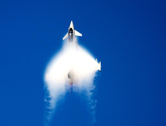 EF-2000 Typhoon được trang bị hai động cơ EJ200 với lực đẩy 60kN/động cơ và khi đốt tăng lực công suất tăng lên 90kN/động cơ.