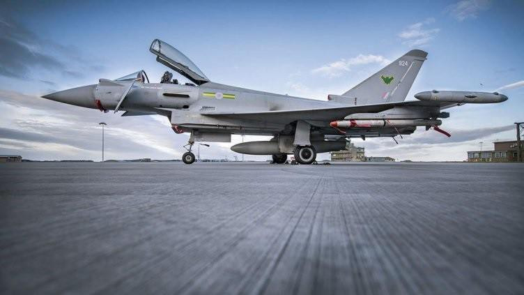 Tốc độ leo cao 315m/s và trân bay của EF-2000 Typhoon đạt 19.850m.