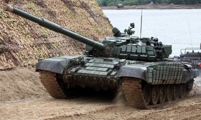 Ngoài ra, kho vũ khí của T-72 nâng cấp còn được bổ sung các loại đạn phân mảnh tích lũy và nổ mạnh cổ điển. Để hạ gục các mục tiêu cách xa hơn 4 km, xe tăng có thể sử dụng tên lửa dẫn đường phóng qua nòng.