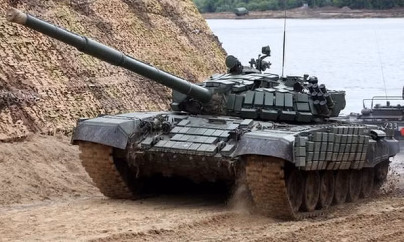 Ngoài ra, kho vũ khí của T-72 nâng cấp còn được bổ sung các loại đạn phân mảnh tích lũy và nổ mạnh cổ điển. Để hạ gục các mục tiêu cách xa hơn 4 km, xe tăng có thể sử dụng tên lửa dẫn đường phóng qua nòng.