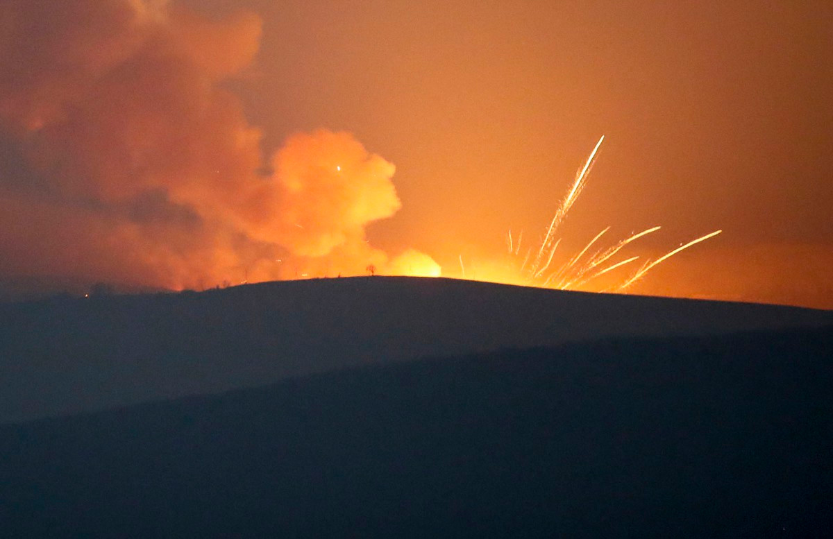Một ngọn đồi bị pháo binh Armenia "thắp sáng" giữa đêm đen.