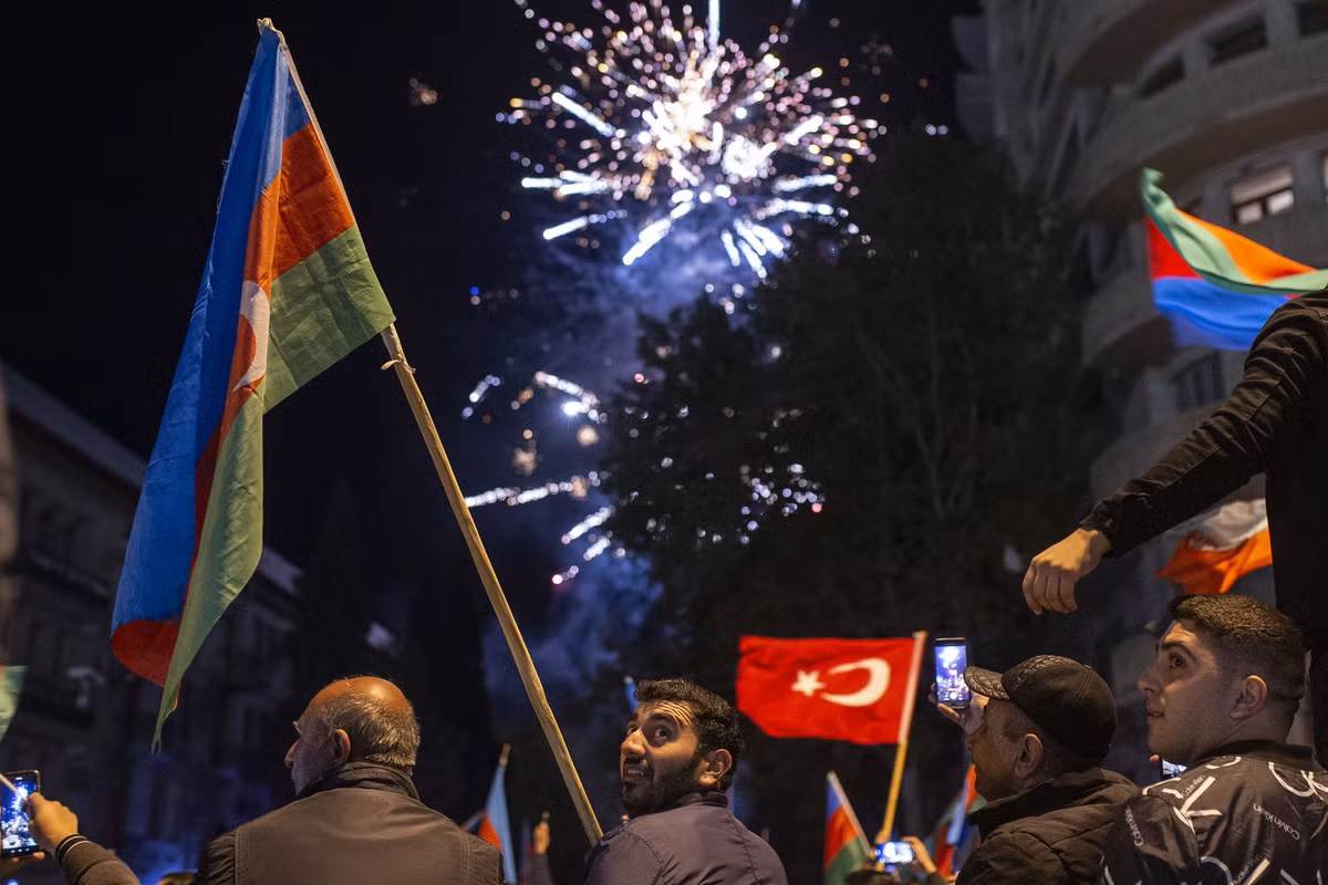 Người dân Azerbaijan đổ ra đường ăn mừng sau khi cuộc xung đột kết thúc bằng một hiệp ước ngừng bắn.