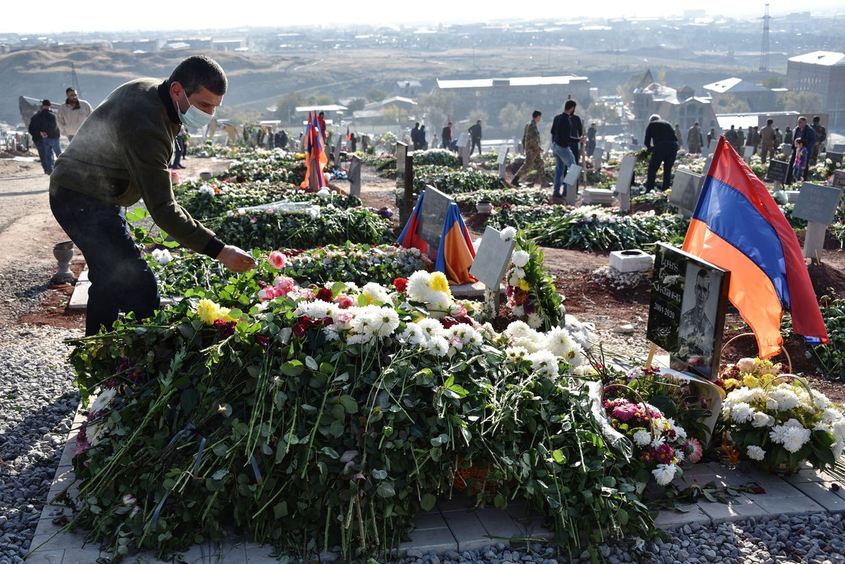 Những nạn nhân thiệt mạng trong cuộc giao tranh giữa Amernia và Azerbaijan. Theo thống kê của các bên, đã có tổng cộng khoảng 5000 lính của cả hai phe thiệt mạng trong giao tranh, ngoài ra còn khoảng 200 dân bị thương vong. Nguồn ảnh: TA.