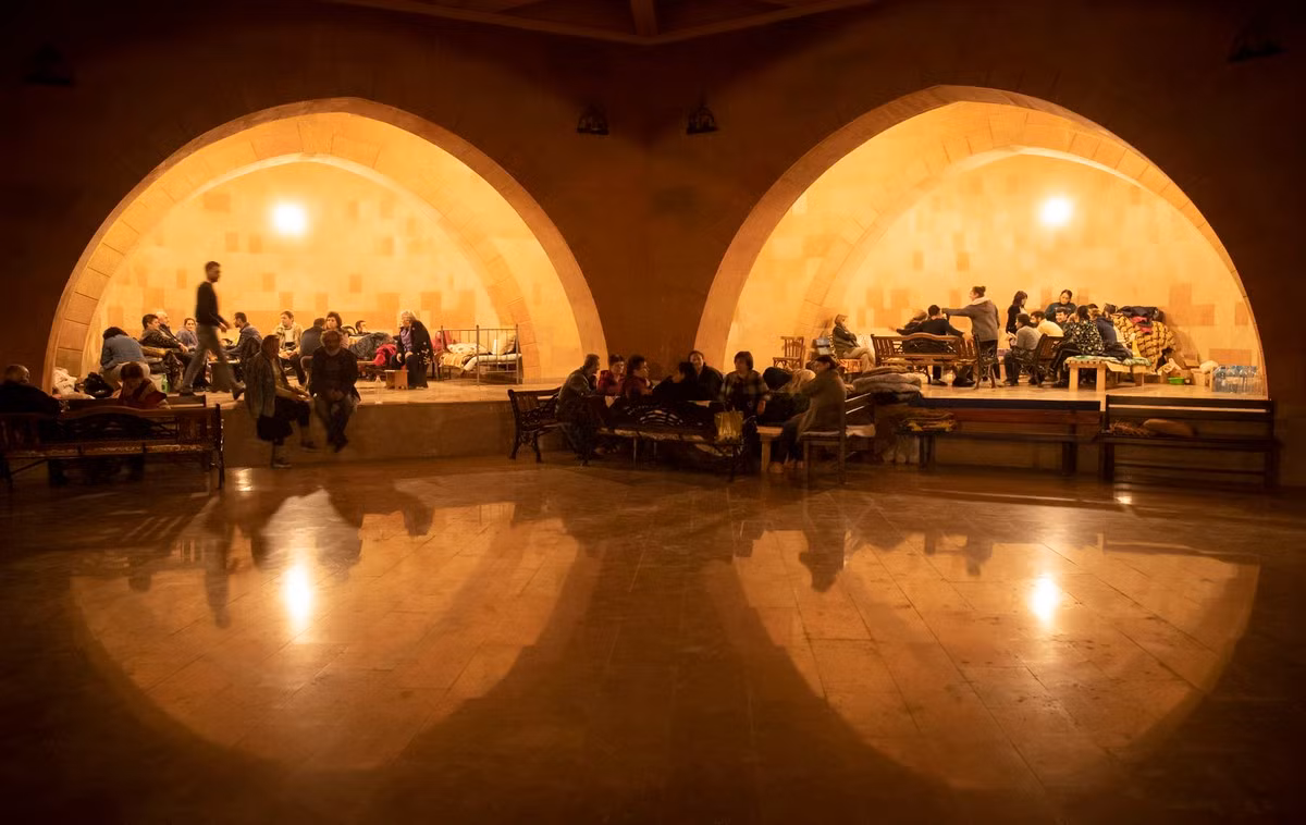 Người dân phải rời nhà cửa, xuống hầm trú ẩn trong một cuộc giao tranh.