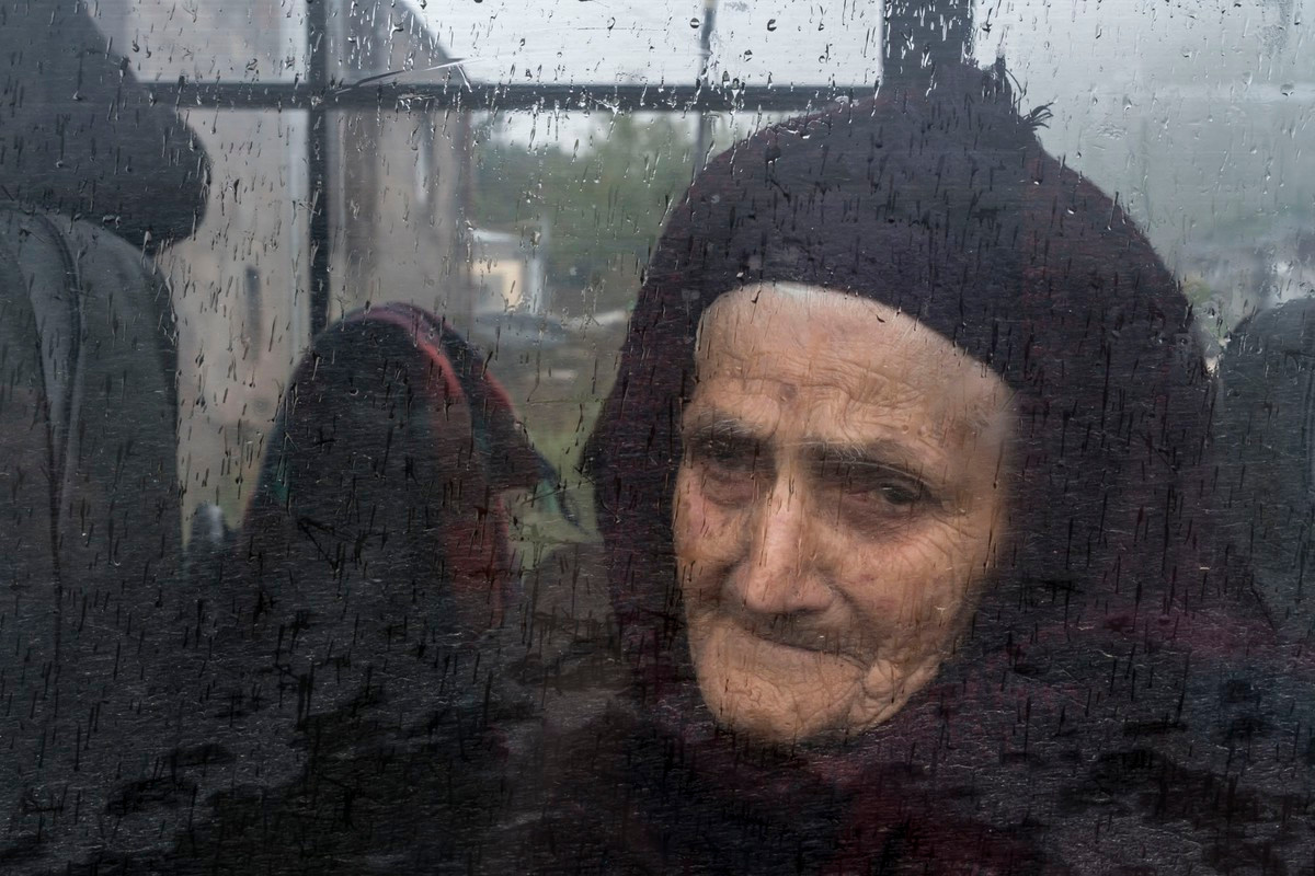 Những chuyến xe bus di tản người dân ra khỏi vùng chiến sự.