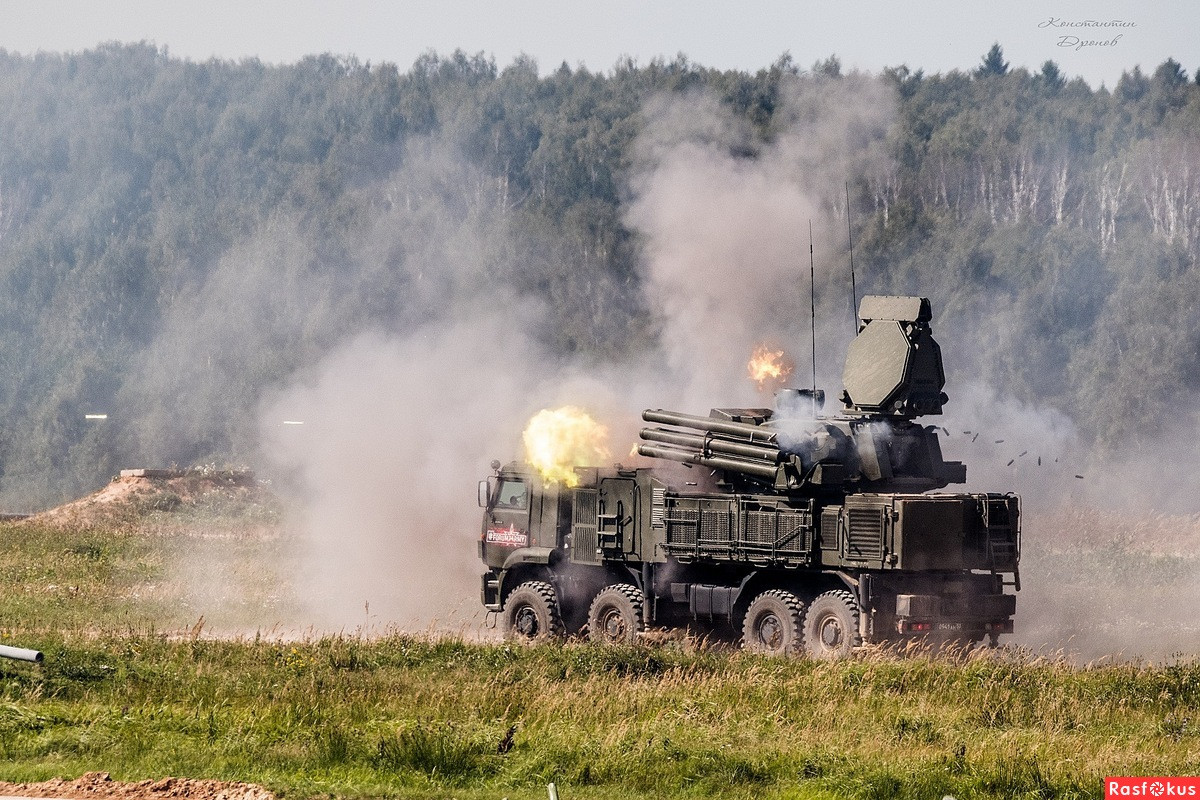 Theo quảng cáo của Nga, hệ thống radar của Pantsir-S1 có khả năng đeo bám mục tiêu từ khoảng cách tối đa 28 km, phát hiện mục tiêu có kích thước nhỏ chỉ từ 2 mét vuông trở lên. Nguồn ảnh: YD.