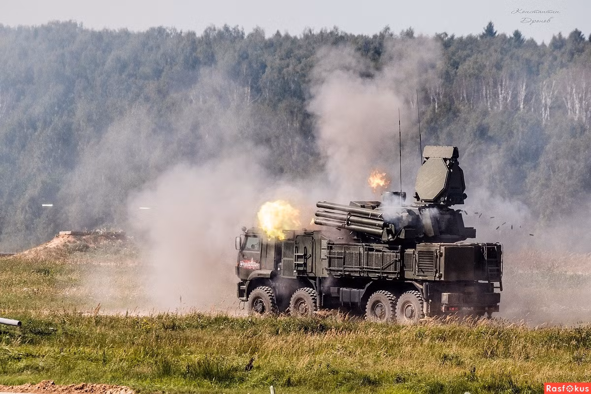 Theo quảng cáo của Nga, hệ thống radar của Pantsir-S1 có khả năng đeo bám mục tiêu từ khoảng cách tối đa 28 km, phát hiện mục tiêu có kích thước nhỏ chỉ từ 2 mét vuông trở lên. Nguồn ảnh: YD.