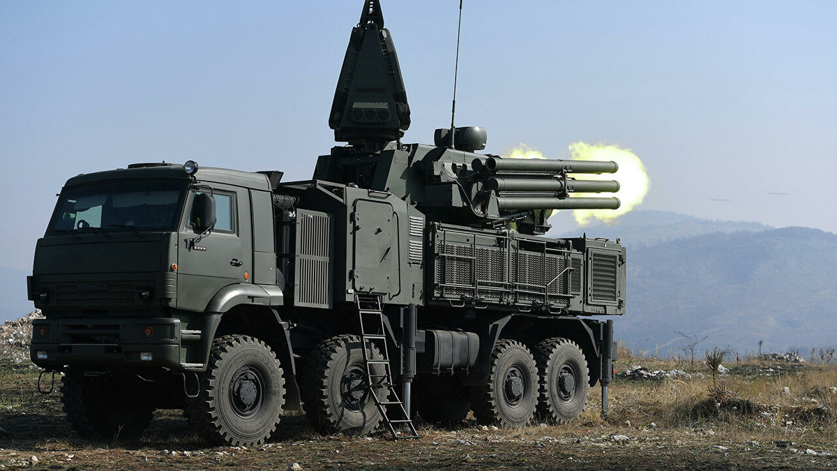 Tổ hợp pháo, tên lửa phòng không này của Nga có hai cơ cấu vũ khí, trong đó bao gồm vũ khí chính là dàn tên lửa phòng không tầm thấp; vũ khí phụ là hai khẩu pháo tự động 2A38 cỡ nòng 30mm.