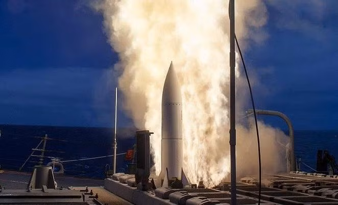 Hải quân Mỹ còn thử nghiệm SM-6 thành công với mục đích chống các loại tàu mặt nước cỡ nhỏ, xuồng cao tốc của đối phương.