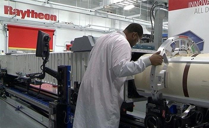 Standard Missile 6 (SM-6) là tên lửa phòng không có khả năng đánh chặn máy bay, tên lửa diệt hạm và hành trình của đối phương, ngoài ra có thể được sử dụng như một loại vũ khí chống hạm.