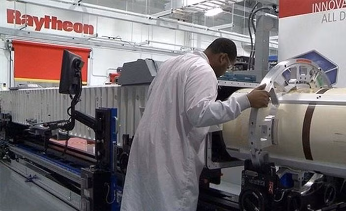 Standard Missile 6 (SM-6) là tên lửa phòng không có khả năng đánh chặn máy bay, tên lửa diệt hạm và hành trình của đối phương, ngoài ra có thể được sử dụng như một loại vũ khí chống hạm.