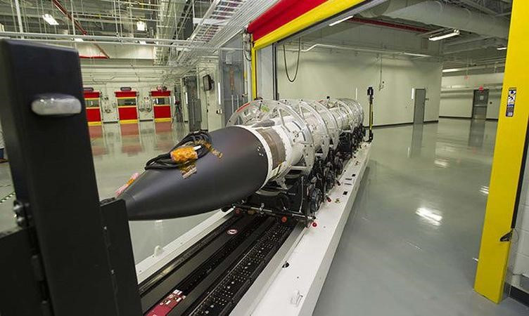 Đạn tên lửa đánh chặn SM-6 được Mỹ phát triển, có tầm bắn 240 km, độ cao diệt mục tiêu 33 km và tốc độ hành trình trên 4.000 km/h. Đây được coi là một trong số những tên lửa đánh chặn nguy hiểm nhất hiện nay, tuy vậy chúng cũng có một cái giá đắt đỏ lên tới 5 triệu USD/quả.