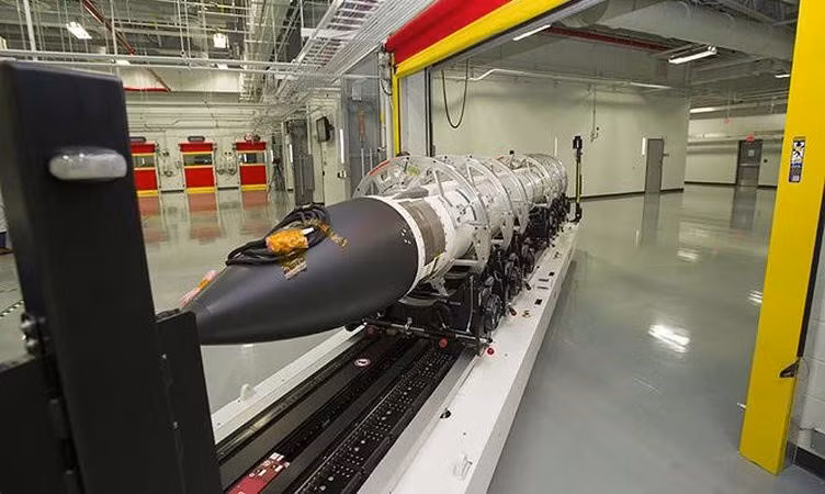 Đạn tên lửa đánh chặn SM-6 được Mỹ phát triển, có tầm bắn 240 km, độ cao diệt mục tiêu 33 km và tốc độ hành trình trên 4.000 km/h. Đây được coi là một trong số những tên lửa đánh chặn nguy hiểm nhất hiện nay, tuy vậy chúng cũng có một cái giá đắt đỏ lên tới 5 triệu USD/quả.