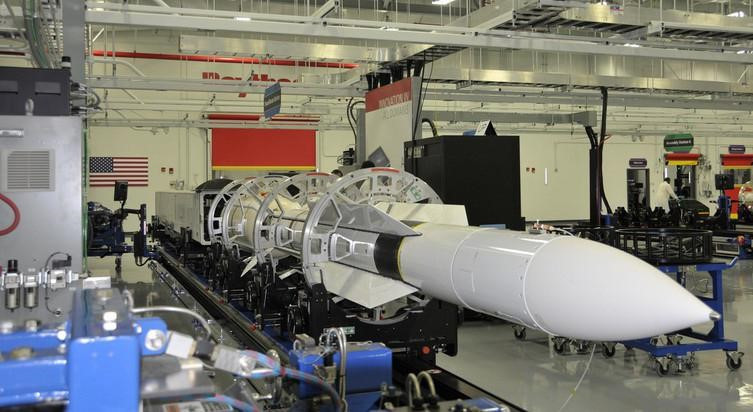 Điểm mạnh của tên lửa đánh chặn SM-6 so với các phiên bản tiền nhiệm là đạn tên lửa nhỏ hơn và có thể ngăn chặn các mục tiêu bay sát mặt nước tốt hơn.