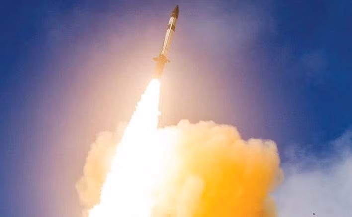 SM-6 được thiết kế với mục đích phòng không tầm xa cấp chiến thuật dành cho các tàu chiến của Mỹ để bảo vệ và mở rộng phạm vi chống lại tên lửa hành trình, phương tiện bay không người lái và máy bay chiến đấu của đối phương.